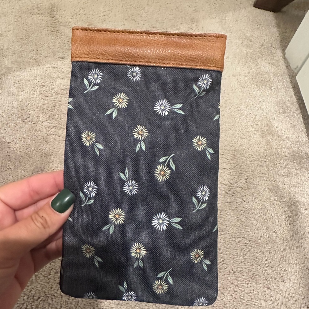 NEW! Dialed In Phone Purse in Ditzy Daisy by Thirty One Gifts